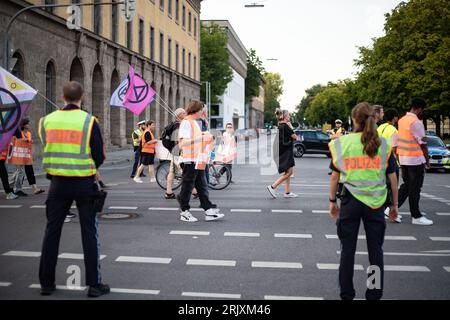 München, Deutschland. August 2023. Am 23. August 2023 versammelte sich die letzte Generation in München, um für den Klimaschutz zu demonstrieren. Am nächsten Tag beginnt die Bayern100-Phase in München. Damit will die letzte Generation München zum Stützpunkt des Protestes machen. Die letzte Generation fordert eine Geschwindigkeitsbegrenzung von 100 km/h auf Autobahnen, die Einführung eines neun-Euro-Tickets und einen rat für die Klimagesellschaft. (Foto: Alexander Pohl/SIPA USA) Credit: SIPA USA/Alamy Live News Stockfoto