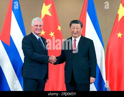 Johannesburg, Südafrika. August 2023. Der chinesische Präsident Xi Jinping trifft sich mit dem kubanischen Präsidenten Miguel Diaz-Canel am Rande des 15. BRICS-Gipfels in Johannesburg, Südafrika, am 23. August 2023. Kredit: Ding Lin/Xinhua/Alamy Live News Stockfoto