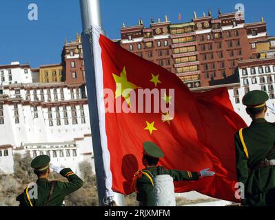 Bildnummer: 52316098 Datum: 01.01.2008 Copyright: imago/Xinhua Soldaten hissen die chinesische Flagge zu Neujahr in Lhasa PUBLICATIONxNOTxINxCHN, Personen; 2008, China, Lhasa, Jahreswechsel, Soldat, Nationalflagge; , quer, Kbdig, Gruppenbild, Close, Rückansicht, Perspektive, , Militaer, Staat, Asien Stockfoto