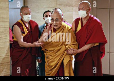 New Delhi, Indien. Juli 2023. Seine Heiligkeit der 14. Dalai Lama kommt zu einem Treffen mit einer US-Delegation unter Leitung des Sonderkoordinators für tibetanische Angelegenheiten unter Sekretär Uzra Zeya am 9. Juli 2023 in Neu-Delhi, Indien. Kredit: US-Botschaft Indien/US-Außenministerium/Alamy Live News Stockfoto