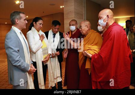 New Delhi, Indien. Juli 2023. Seine Heiligkeit der 14. Dalai Lama, rechts, spricht mit dem US-Sonderkoordinator für tibetanische Angelegenheiten unter Sekretär Uzra Zeya, 2. Links, und US Amb. Eric Garcetti, verließ die Stadt vor einem Treffen, um Tibet-Fragen zu diskutieren, 9. Juli 2023 in Neu-Delhi, Indien. Kredit: US-Botschaft Indien/US-Außenministerium/Alamy Live News Stockfoto