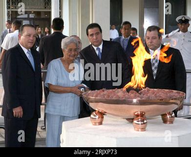 Bildnummer: 52328264 Datum: 09.01.2008 Copyright: imago/Xinhua Präsident Martin Torrijos (2.v.Re., Panama) mit der Mutter eines erschossenen Studenten vor einem ewigen Feuer zum Gedenken an die Opfer der Studentenproteste von 1964 gegen die US-Besatzung - Tag der Märtyrer in Panama City PUBLICATIONxNOTxINxCHN , , , , , , , pessimistisch; 2008, Panama, Personen City, Panama Uraufführung, Politiker, Gedenken Andenken, Trauer, Trauertag; , quer, Kbdig, Gruppenbild, Randbild, Leute 0 Flamme Stockfoto