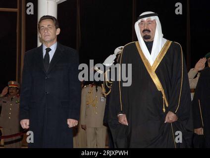 Bildnummer: 52333861 Datum: 13.01.2008 Copyright: imago/Xinhua Präsident Nicholas Sarkozy (li. Frankreich) und König Abdullah bin Abdel-Aziz (Saudi Arabien) anlässlich seines Besuchs in Riad - PUBLICATIONxNOTxINxCHN , Personen , Uraufführung; 2008, Riad, Politiker, Politik, Adel, adlig, Staatsbesuch, Besuch, Staatspräsident, Soldat, Soldaten, Militär Ehren; , quer, Kbdig, Gruppenbild, Internationale Politik, Politik, Randbild, Militaer, Staat, Volk, Asien Abd al Aziz Abdal Abdalaziz ibn Al Saud 52333861 Datum 13 01 2008 Copyright Imago XINHUA Präsident Nicholas Sarkozy verließ Fran Stockfoto
