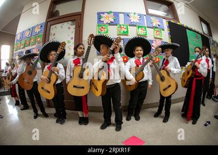 Als verkleidete Mariachi-Musiker warten hispanische Mittelschüler darauf, bei einem Schulabend in Santa Ana, KALIFORNIEN, aufzutreten. Stockfoto