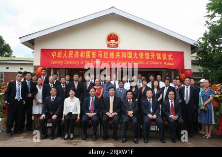 Bildnummer: 52361875 Datum: 26.01.2008 Copyright: imago/Xinhua Vizeaußenminister Zhai Jun (vorne Mitte, China) und Mitarbeiter der chinesischen Botschaft anlässlich der Eröffnung selbiger in Lilongwe, Malawi - PUBLICATIONxNOTxINxCHN, Personen; 2008, Lilongwe, Malawi, Pressetermin, Eröffnungszeremonie der Botschaft der Volksrepublik China in Malawi, Schriftzug, Eröffnungszeremonie; , quer, Kbdig, Total, Internationale Politik, Politik, Randbild, People o0 Politiker, Afrika Stockfoto