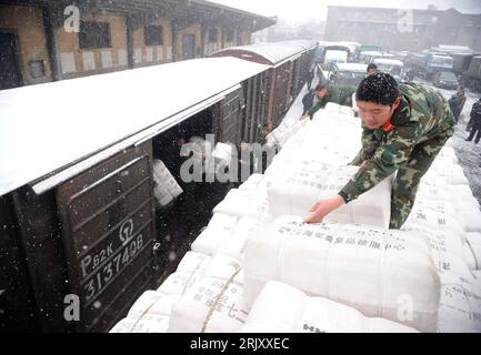 Bildnummer: 52372765 Datum: 01.02.2008 Copyright: imago/Xinhua Notversorgung: Soldaten verladen Hilfsgüter für die Opfer des Kälteeinbruchs in China - Wuhan - PUBLICATIONxNOTxINxCHN, Personen; 2008, China, premiumd, Wuhan, Kälteeinbruch, Winter, Frost, Kälte, Schnee, Schneefall, Soldat, chinesischer, chinesischer, Notversorgung,; , quer, Kbdig, Einzelbild, , Militaer, Staat, Asien Stockfoto