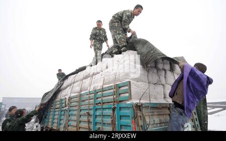 Bildnummer: 52372768 Datum: 01.02.2008 Copyright: imago/Xinhua Notversorgung: Soldaten verladen Hilfsgüter für die Opfer des Kälteeinbruchs in China - Wuhan - PUBLICATIONxNOTxINxCHN, Personen; 2008, China, premiumd, Wuhan, Kälteeinbruch, Winter, Frost, Kälte, Schnee, Schneefall, Soldat, chinesischer, chinesischer, Notversorgung,; , quer, Kbdig, Gruppenbild, , Militaer, Staat, Asien Stockfoto