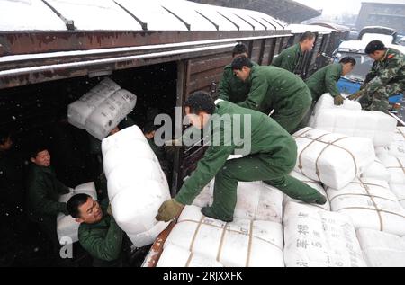 Bildnummer: 52372766 Datum: 01.02.2008 Copyright: imago/Xinhua Notversorgung: Soldaten verladen Hilfsgüter für die Opfer des Kälteeinbruchs in China - Wuhan - PUBLICATIONxNOTxINxCHN, Personen; 2008, China, premiumd, Wuhan, Kälteeinbruch, Winter, Frost, Kälte, Schnee, Schneefall, Soldat, chinesischer, chinesischer, Notversorgung,; , quer, Kbdig, Gruppenbild, , Militaer, Staat, Asien Stockfoto