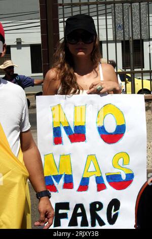 Bildnummer: 52378754 Datum: 04.02.2008 Copyright: imago/Xinhua No MAS FARC - Frau auf einer Demonstration von Auslandskolumbianern gegen die FARC und für die Freilassung der Geiseln und ein Ende der Geiselnahmen durch die Rebellengruppe in Panama Stadt PUBLICATIONxNOTxINxCHN, Personen; 2008, Panama City, Panama, Premiere , Demo, Protest, Demonstrant, Teilnehmer, revolutionäre Streitkräfte Kolumbiens , Kolumbianer , Auslandskolumbianer , Schrifztug transparent; , hoch, Kbdig, Einzelbild, , Politik, Südamerika o0 Gesellschaft Stockfoto