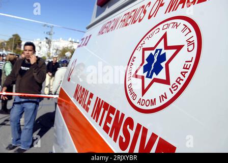 Bildnummer: 52380285 Datum: 04.02.2008 Copyright: imago/Xinhua Magen David Adom - Krankenwagen an der Anschlagstelle nach einem Selbstmordanschlag in Dimona - Israel PUBLICATIONxNOTxINxCHN , Personen , Objekte; 2008, Dimona, Israel, Selbstmordanschlag, Anschlag, Ort, Stelle, palästinensischer Terrorismus, Logo, Mobile intensive; , quer, Kbdig, Einzelbild, Schriftzug, Logos, , Asien Stockfoto