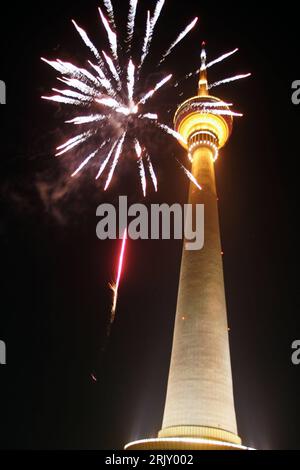 Bildnummer: 52382921 Datum: 07.02.2008 Copyright: imago/Xinhua Feuerwerk am Fernsehturm im Rahmen der Feierlichkeiten zum chinesischen Neujahrsfest in Peking PUBLICATIONxNOTxINxCHN, Gebäude, außen, Außenansicht , Restlichtaufnahme; 2008, China, Peking, Neujahr, Frühling, Frühlingsfest, Neujahrsfest, traditonell, traditionelles fest, Pyrotechnik, Nacht; , hoch, Kbdig, Einzelbild, Froschperspektive, Perspektive, , Gesellschaft, Asien Stockfoto