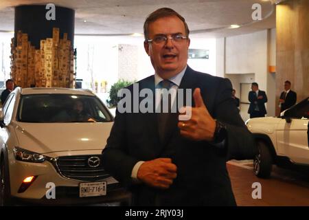 Mexiko-Stadt, Mexiko. August 2023. Am 23. August 2023 sprach Marcelo Ebrard Casaubon in Mexiko-Stadt, Mexiko, der Koordinationsbeauftragte für die Transformationsverteidigung, während eines Treffens für die „Einheit, Stärkung des Gewerkschaftswesens und Dialog für die Entwicklung des Landes“ mit Gewerkschaftsorganisationen. Am 23. August 2023. In Mexiko-Stadt. (Foto von Carlos Santiago/Credit: Eyepix Group/Alamy Live News Stockfoto