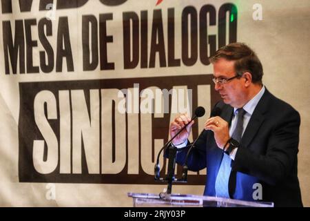 Mexiko-Stadt, Mexiko. August 2023. Am 23. August 2023 sprach Marcelo Ebrard Casaubon in Mexiko-Stadt, Mexiko, der Koordinationsbeauftragte für die Transformationsverteidigung, während eines Treffens für die „Einheit, Stärkung des Gewerkschaftswesens und Dialog für die Entwicklung des Landes“ mit Gewerkschaftsorganisationen. Am 23. August 2023. In Mexiko-Stadt. (Foto von Carlos Santiago/Credit: Eyepix Group/Alamy Live News Stockfoto