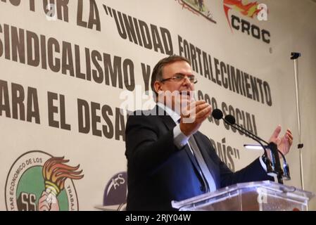 Mexiko-Stadt, Mexiko. August 2023. Am 23. August 2023 sprach Marcelo Ebrard Casaubon in Mexiko-Stadt, Mexiko, der Koordinationsbeauftragte für die Transformationsverteidigung, während eines Treffens für die „Einheit, Stärkung des Gewerkschaftswesens und Dialog für die Entwicklung des Landes“ mit Gewerkschaftsorganisationen. Am 23. August 2023. In Mexiko-Stadt. (Foto von Carlos Santiago/Credit: Eyepix Group/Alamy Live News Stockfoto