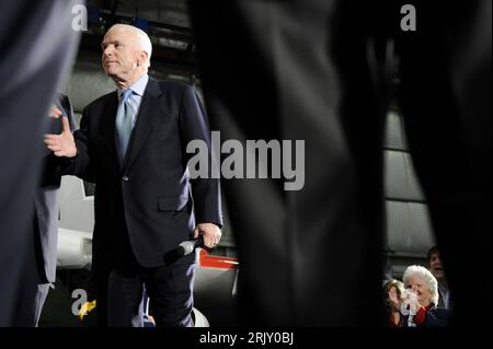 Bildnummer: 52392949 Datum: 11.02.2008 Copyright: imago/Xinhua Präsidentschaftskandidat John McCain (USA/Republikaner) während einer Wahlkampfveranstaltung im Virginia Aviation Museum in Washington DC - PUBLICATIONxNOTxINxCHN, Personen; 2008, Washington D.C., USA, Wahlen, Präsidentschaftswahlen, Wahlkampf, Präsidentschaftswahlkampf, , Politik, Politiker, Kandidat, McCain, MacCain, Mac; , quer, Kbdig, Einzelbild, Randbild, People, Nordamerika o0 Vorwahlen Stockfoto