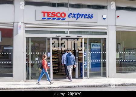 Tesco Express Supermarkt in Dublin, Irland. Stockfoto