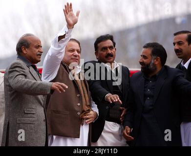 Bildnummer: 52401528 Datum: 15.02.2008 Copyright: imago/Xinhua Mian Muhammad Nawaz Sharif (2.v.l., Pakistan) während einer Wahlkampfveranstaltung in Islamabad - PUBLICATIONxNOTxINxCHN, Personen; 2008, Islamabad, Pakistan, Politik, Politiker, Wahlen, Parlamentswahlen, Parlamentswahlkampf, Wahlkampf, Wahlkampfveranstaltungen, krux; , quer, Kbdig, Gruppenbild, Randbild, People, Asien Stockfoto