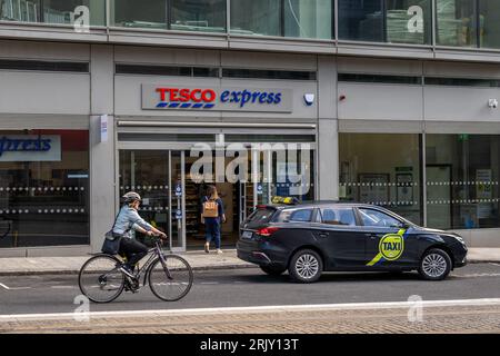 Tesco Express Supermarkt in Dublin, Irland. Stockfoto