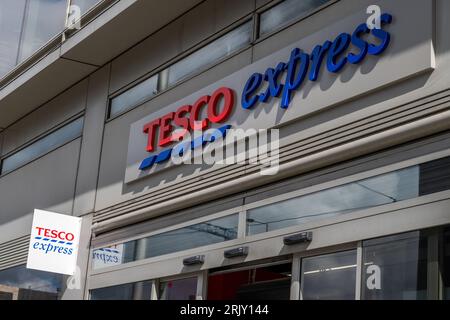 Tesco Express Supermarkt in Dublin, Irland. Stockfoto