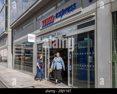 Tesco Express Supermarkt in Dublin, Irland. Stockfoto