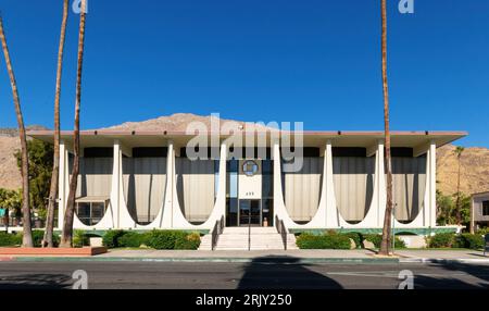 Modernes Regierungsgebäude aus der Mitte des Jahrhunderts mit einzigartigem architektonischem Design vor einem Hintergrund aus Bergen und klarem blauem Himmel. Palm Springs california Stockfoto