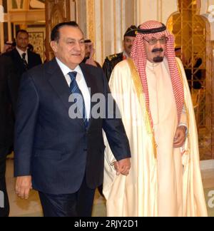 Bildnummer: 52425446 Datum: 24.02.2008 Copyright: imago/Xinhua Premierminister Abdullah ibn Abd al-Aziz (Re., Saudi-Arabien) empfängt Staatspräsident Hosni Mubarak (Ägypten) in Riad - PUBLICATIONxNOTxINxCHN, Personen; 2008, Riad, Saudi-Arabien, Staatsbesuch, Pressetermin, Politiker, Präsident, Adel, Saud, premiumd; , quer, Kbdig, Gruppenbild, Internationale Politik, Politik, Randbild, People König Abdullah bin Abdul Aziz Al Saud Abd Abdal Abdalaziz ibn bin 52425446 Datum 24 02 2008 Copyright Imago XINHUA Premierminister Abdullah Ibn Abd Al Aziz Right Saudi Arabia empfängt Staatspräsidenten Stockfoto