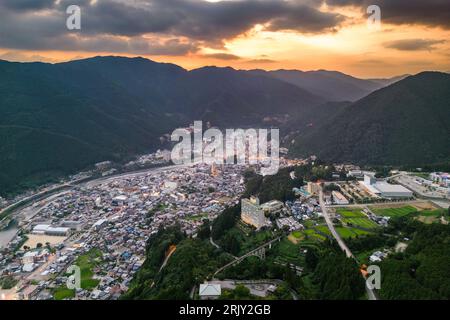 Gero, Gifu, Japan aus den Bergen bei Sonnenuntergang. Stockfoto