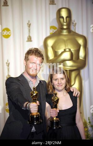 Bildnummer: 52428534 Datum: 24.02.2008 Copyright: imago/Xinhua Preisträger Glen Hansard (Sänger/The Frames) und Marketa Irglova (Sängerin) anlässlich der 80. Jährliche Academy Awards in Hollywood - PUBLICATIONxNOTxINxCHN , Objekte , Personen , Freude , Glück , optimistisch; 2008, Los Angeles, LA, L.A., Hollywood, Oscar, Oscars, Oscarverleihung, Pressetermin, Preisverleihung, Verleihung, Trophäe, Preisträgerin, Langsam Fallend, Einmal Musiker, Musikerin, Pop, Rock; , hoch, Kbdig, Gruppenbild, Close, Musik, Kunst, Randbild, People Stockfoto