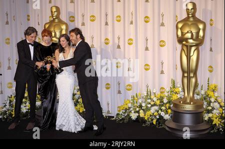 Bildnummer: 52428207 Datum: 24.02.2008 Copyright: imago/Xinhua Preisträger v.l.n.r.: Schauspieler Daniel Day-Lewis, Tilda Swinton, Marion Cotillard und Javier Bardem anlässlich der 80. Jährliche Academy Awards in Hollywood - PUBLICATIONxNOTxINxCHN , Personen , optimistisch , Freude , Glück; 2008, Los Angeles, LA, L.A., Hollywood, Oscar, Oscars, Oscarverleihung, Pressetermin, Preisverleihung, Verleihung, Trophäe, La Vie en Rose, es wird Blut geben, kein Land für alte Männer, Michael Clayton;, quer, Kbdig, Gruppenbild, Film, Kunst, Randbild, People Stockfoto