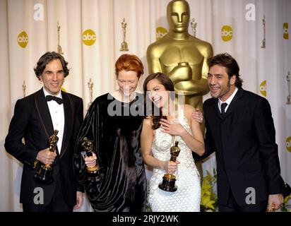 Bildnummer: 52428199 Datum: 24.02.2008 Copyright: imago/Xinhua Preisträger v.l.n.r.: Schauspieler Daniel Day-Lewis, Tilda Swinton, Marion Cotillard und Javier Bardem anlässlich der 80. Jährliche Academy Awards in Hollywood - PUBLICATIONxNOTxINxCHN , Personen , Freude , Glück , optimistisch , Begeisterung; 2008, Los Angeles, LA, L.A., Hollywood, Oscar, Oscars, Oscarverleihung, Pressetermin, Preisverleihung, Verleihung, Trophäe, La Vie en Rose, es wird Blut geben, kein Land für alte Männer, Michael Clayton;, quer, Kbdig, Gruppenbild, Close, Film, Kunst, Randbild, Menschen Stockfoto