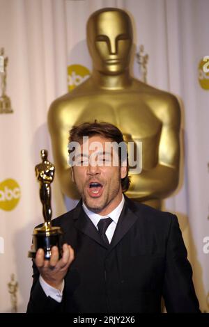 Bildnummer: 52428262 Datum: 24.02.2008 Copyright: imago/Xinhua Preisträger Javier Bardem (Schauspieler) anlässlich der 80. Jährliche Academy Awards in Hollywood - PUBLICATIONxNOTxINxCHN , Personen , Begeisterung , Freude , optimistisch , Objekte; 2008, Los Angeles, LA, L.A., Hollywood, Oscar, Oscars, Oscarverleihung, Pressetermin, Preisverleihung, Verleihung, Trophäe, kein Land für alte Männer; , hoch, Kbdig, Einzelbild, Close, Film, Kunst, Randbild, People Stockfoto