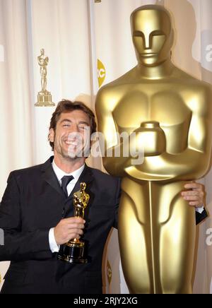 Bildnummer: 52428264 Datum: 24.02.2008 Copyright: imago/Xinhua Preisträger Javier Bardem (Schauspieler) anlässlich der 80. Jährliche Academy Awards in Hollywood - PUBLICATIONxNOTxINxCHN , Personen , Objekte , Begeisterung , Freude , Glück , optimistisch; 2008, Los Angeles, LA, L.A., Hollywood, Oscar, Oscars, Oscarverleihung, Pressetermin, Preisverleihung, Verleihung, Trophäe, kein Land für alte Männer, lächeln; , hoch, Kbdig, Einzelbild, Close, Film, Kunst, Randbild, Menschen Stockfoto