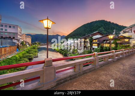 Gujo Hachiman, japanische Stadt mit heißen Quellen in der Abenddämmerung über dem Yoshida River. (Text auf Laternen lautet: Gujo Hachiman) Stockfoto