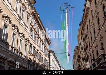 Rom Italien. Juni 2023. Die berühmte italienische Akrobatik-Patrouille „Frecce Tricolori“ lässt eine Spur dreifarbiger Rauch über die Via del Corso fliegen. Stockfoto