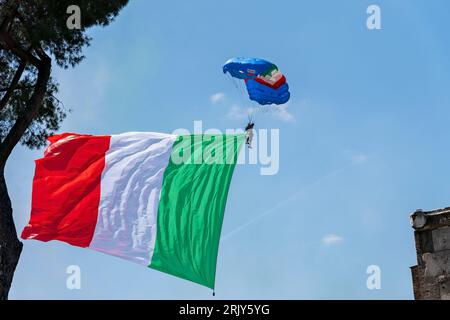 Rome Italy. 02 June 2023. Italian Republic Day. Performance of the paratroopers of the Folgore Brigade landing in via dei Fori Imperiali. Stockfoto