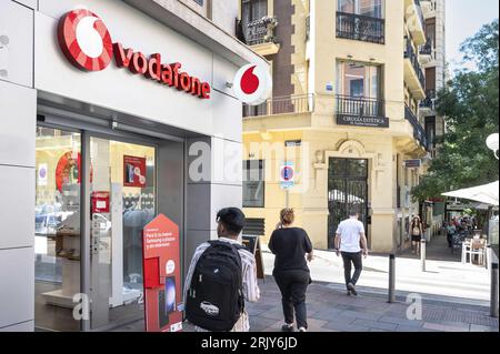 Madrid, Spanien. 2. Aug. 2023. Fußgänger passieren einen britischen multinationalen Telekommunikationskonzern und Telefonbetreiber, Vodafone, ein Geschäft in Spanien. (Kreditbild: © Xavi Lopez/SOPA Images via ZUMA Press Wire) NUR REDAKTIONELLE VERWENDUNG! Nicht für den kommerziellen GEBRAUCH! Stockfoto