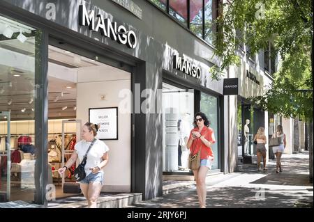 Madrid, Spanien. Aug. 2023. Fußgänger gehen an der spanischen multinationalen Bekleidungsmarke Mango Store in Spanien vorbei. (Credit Image: © Xavi Lopez/SOPA Images via ZUMA Press Wire) NUR REDAKTIONELLE VERWENDUNG! Nicht für kommerzielle ZWECKE! Stockfoto