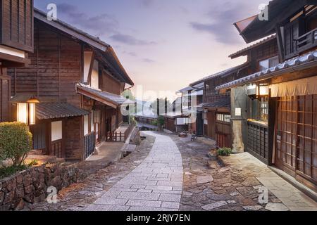 Magome, Japan entlang des Nakasendo in der Dämmerung. Stockfoto