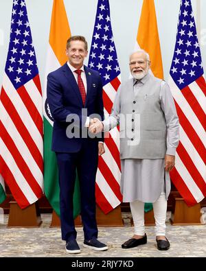 New Delhi, Indien. August 2023. Der indische Premierminister Narendra Modi, rechts, schüttelt die Hände mit dem US-Repräsentanten Rich McCormick, R-GA, bevor er am 16. August 2023 in Neu-Delhi, Indien, mit einer Delegation des US-Kongresses zusammentraf. Quelle: Hemant Joshi/PMO/Presseinformationsbüro/Alamy Live News Stockfoto