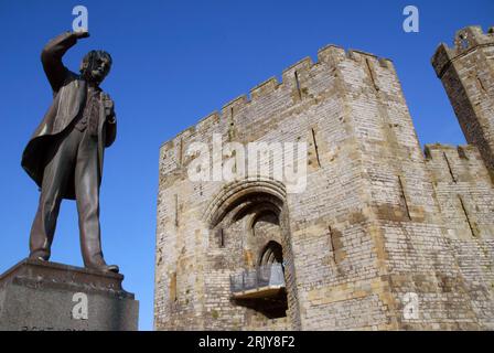 Statue von David Lloyd George, Castle Square, Caernarfon (Caernarvon), Gwynedd, Wales. Stockfoto