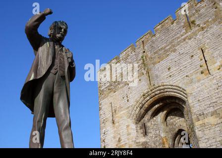 Statue von David Lloyd George, Castle Square, Caernarfon (Caernarvon), Gwynedd, Wales. Stockfoto