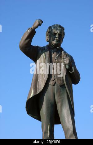 Statue von David Lloyd George, Castle Square, Caernarfon (Caernarvon), Gwynedd, Wales. Stockfoto