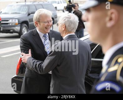 Bildnummer: 52474713 Datum: 28.03.2008 Copyright: imago/Xinhua Gordon England (re., USA/Deputy Secretary of Defense) empfängt Premierminister Kevin Rudd (Australien) in Arlington - PUBLICATIONxNOTxINxCHN, Personen; 2008, Arlington, Pressetermin, Politiker; , quer, Kbdig, Gruppenbild, internationale Politik, Politik, Randbild, People premiumd Stockfoto