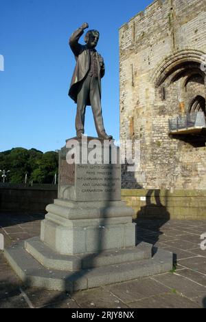 Statue von David Lloyd George, Castle Square, Caernarfon (Caernarvon), Gwynedd, Wales. Stockfoto