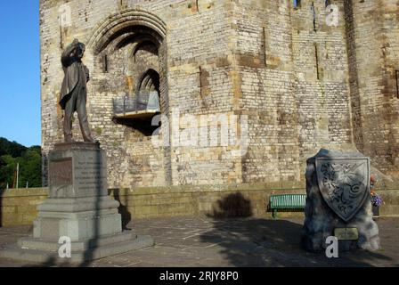 Statue von David Lloyd George, Castle Square, Caernarfon (Caernarvon), Gwynedd, Wales. Stockfoto