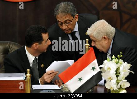 Bildnummer: 52477435 Datum: 30.03.2008 Copyright: imago/Xinhua Präsident Bashar Al Assad (li., Syrien) mit Amr Moussa (Mitte, Ägypten/Generalsekretär Arabische Liga) und Walid Al Mualem (Syrien/Außenminister) während des Treffens der Arabischen Liga in Damaskus - PUBLICATIONxNOTxINxCHN, 2008, Personen, Damaskus, Gipfel, Gipfeltreffen, Treffen, Arabische, AL, Politiker, Politik,; , quer, Kbdig, Gruppenbild, Internationale Politik, Politik, Randbild, People, Konferenzen Stockfoto