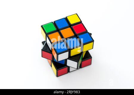 ISTANBUL-TÜRKEI - 19. DEZEMBER 2022: Rubiks Würfel auf weißem Hintergrund. Rubik's Cube auf weißem Hintergrund. Rubik's Cube erfunden von einem ungarischen A Stockfoto