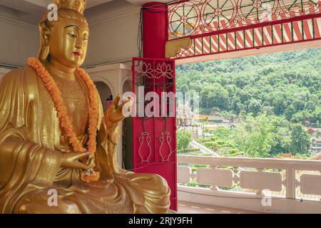 Penang, Malaysia - 6. Juli 2023: Buddha-Statue im Kek Lok Si-Tempel Stockfoto