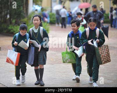 Bildnummer: 52481849 Datum: 31.03.2008 Copyright: imago/Xinhua Kinder auf dem Weg zur Schule - Hong Kong PUBLICATIONxNOTxINxCHN, Personen; 2008, Hong Kong, Kind, Schulkind, Schulkinder, Grundschüler, Grundschülerin, Schüler, Schülerin, Mädchen, Junge, Jungen; , quer, Kbdig, Gruppenbild, , Schule, Bildung, Gesellschaft Stockfoto