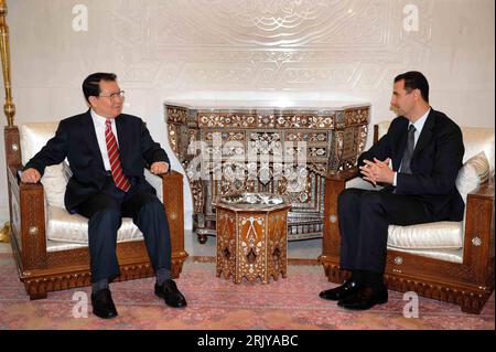 Bildnummer: 52484076 Datum: 03.04.2008 Copyright: imago/Xinhua Li Changchun (li., China/Politbüro KPCh) und Präsident Bashar al-Assad (Syrien) anlässlich eines Treffens in Damaskus PUBLICATIONxNOTxINxCHN , Personen; 2008, Damaskus, Politik , Premiumd; , quer, Kbdig, Gruppenbild, Randbild, Leute Stockfoto